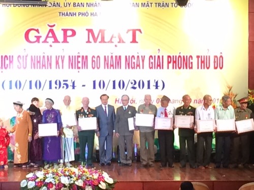 Meeting with historical witnesses of Hanoi’s Liberation Day - ảnh 2